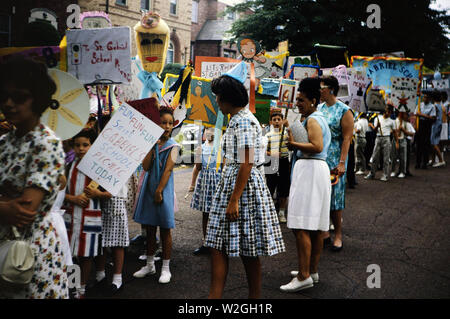 Les enfants marchant dans un défilé de l'école primaire ca. 1963 Banque D'Images