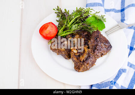 Foie de boeuf poêlé avec mélange de laitue. Banque D'Images