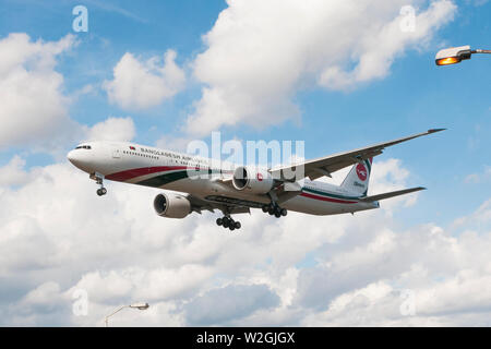 Londres, Royaume-Uni - 03 août 2013 - Bangladesh ailines 777 Boeing atterrit à l'aéroport de Heathrow Banque D'Images