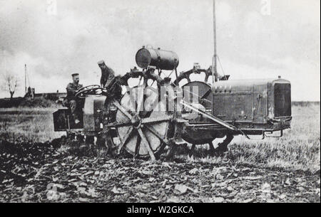 Les soldats allemands l'exploitation d'une charrue à moteur dans des domaines de la France ca. 1918 Banque D'Images