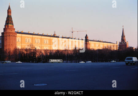 1970 La Russie - le trafic à l'extérieur du Kremlin à Moscou Russie ca. 1978 Banque D'Images