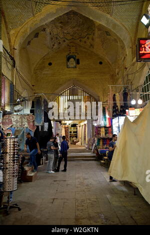 Bazar Vakil, Shiraz, la province du Fars, Iran, le 23 juin 2019, situé dans le centre historique de Shiraz, à l'intérieur du bazar Vakil boutiques ad Banque D'Images