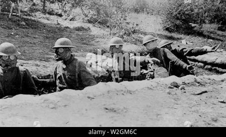 United States Marines en France - Marines portant des casques d'acier et des masques à gaz au lancer de grenades pratique dans une école de formation en France ca. 1917 Banque D'Images