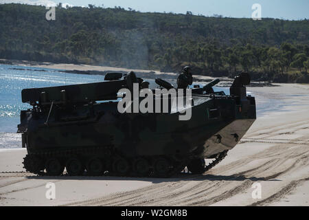 Un assaut Véhicule amphibie, récupération, avec la variante du bataillon logistique de combat 31, 31e Marine Expeditionary Unit, atterrit sur la côte de l'île de Townshend, Queensland Australie, Juillet 1, 2019. La 31e MEU, le Marine Corps' seulement continuellement de l'avant-déployés MEU, fournit une force meurtrière et flexible prêt à réaliser une vaste gamme d'opérations militaires comme la première force d'intervention de crise dans la région Indo-Pacifique. (U.S. Marine Corps photo par Lance Cpl. Kyle P. Bunyi) Banque D'Images