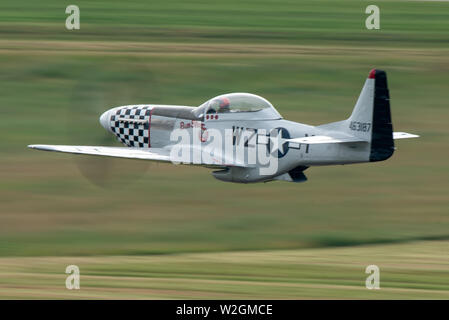 La Fondation du patrimoine de l'Armée de l'air P-51 de vol pilote, le Lieutenant-colonel Charles Hainline, effectuée pendant le domaine de vol air show à Battle Creek, Michigan le 7 juillet 2019. L'Armée de l'air Vol du patrimoine Fondation célèbre histoire d'alimentation de l'air américaine et sert de mémorial vivant de ceux qui ont servi dans l'US Air Force en fournissant des démonstrations en vol du patrimoine annuelle 40-60 autour du monde. (U.S. Photo de l'Armée de l'air par Slt Samuel Eckholm) Banque D'Images