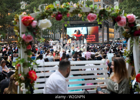 New York, USA. 8 juillet, 2019. Les personnes sont considérées à un film en plein air show à Bryant Park à New York, États-Unis, 8 juillet 2019. Comme l'été arrive, piscine extérieure et intérieure film les épisodes de dépistage sont très populaires dans toute la ville, attirant des milliers de personnes à profiter de leurs nuits d'été. Credit : Wang Ying/Xinhua/Alamy Live News Banque D'Images