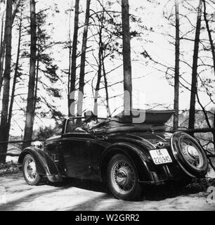 Eva Braun Photo Collection - Album 1 - l'Allemand man wearing hat driving car ca. Années 1930 Banque D'Images