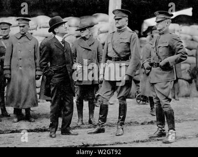 Secrétaire. Baker, le général Pershing et d'autres officiers dans un magasin à Saint Nazaire, France. Banque D'Images