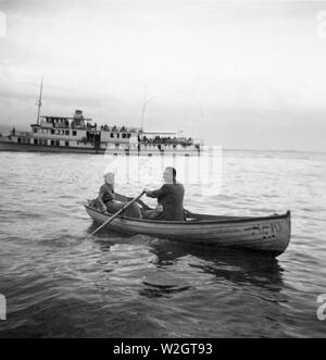 Eva Braun Photo Collection - (album 1) - La vie en Allemagne ca. 1930 - deux personnes dans un bateau à rames Banque D'Images