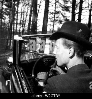 Eva Braun Photo Collection - Album 1 - l'Allemand man wearing hat driving car ca. Années 1930 Banque D'Images