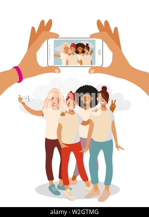 Deux mains ont un smartphone et prendre une photo d'un groupe d'adolescentes. Photo de groupe des amis sur l'écran de votre téléphone. Cartoon vector illustration isolé sur fond blanc. Illustration de Vecteur