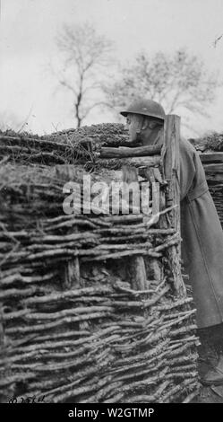 EH, M. Sothern acteur américain, à la recherche sur le dessus d'une tranchée à Menil-la-Tour, France ca. 1918 Banque D'Images