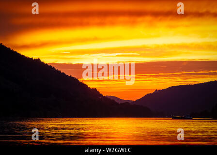 Coucher de soleil derrière la montagne au Danube dans Schloegen Banque D'Images