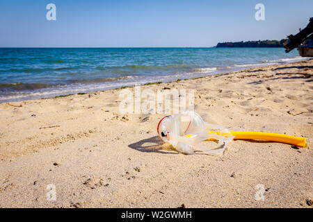 Masque de plongée et tuba tube reniflard sont placés sur la plage de sable. Banque D'Images