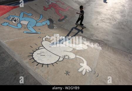 Naplouse. 8 juillet, 2019. Un garçon palestinien à patins Skate Park Al-Shamaliya Asira dans la ville cisjordanienne de Naplouse, le 8 juillet 2019. Credit : Ayman Nobani/Xinhua/Alamy Live News Banque D'Images