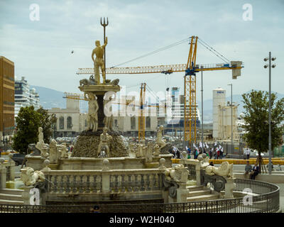 Vue sur le port de Naples, en Italie, du Municipio Square, avec la fontaine du Neptune en vue. Banque D'Images