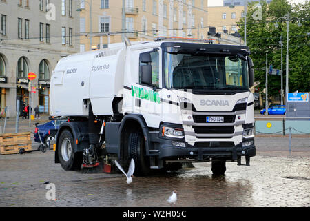 Helsinki, Finlande. Le 2 juillet 2019. Prochaine génération Scania P320 monté Buchner Cityfant 6000 street sweeper de J-Trading nettoie la place du marché d'Helsinki. Banque D'Images