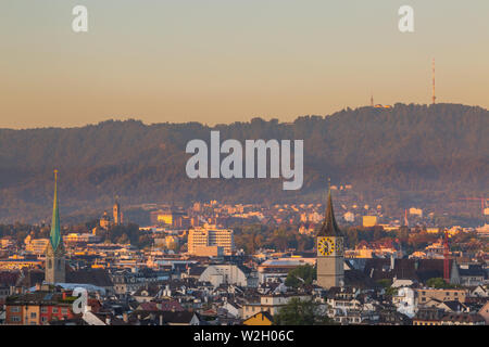 Vue sur les églises et les toits de la ville de Zurich au soleil du matin Banque D'Images