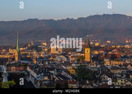 Lever du soleil sur les toits, sur les eglises et Uetliberg de Zurich, Suisse Banque D'Images