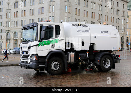 Helsinki, Finlande. Le 2 juillet 2019. Prochaine génération Scania P320 monté Buchner Cityfant 6000 street sweeper de J-Trading nettoie la place du marché d'Helsinki. Banque D'Images