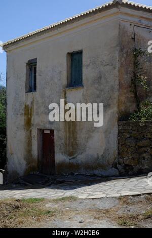 Un durrells type maison situé dans le village sur une colline d'Afionis à Corfou Banque D'Images