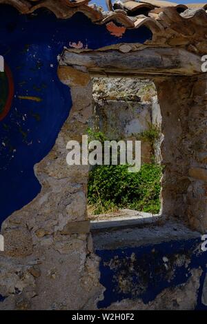 Blue fait des graffitis sur un mur attaché à un newhouse dans le village sur une colline d'Afionis à Corfou Banque D'Images