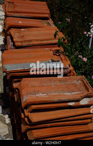 Orange/brun rustique des tuiles du toit situé dans une rue étroite dans le village sur une colline d'Afionis à Corfou Banque D'Images