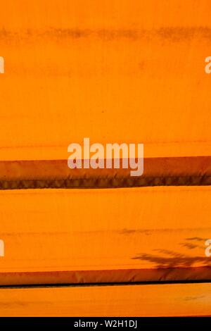 Vue intérieure du toit d'un bus dans la ville de Corfou. venir la lumière par le toit dans une belle couleur orange Banque D'Images