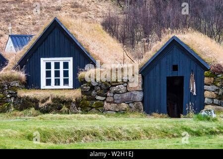 Vue typique de l'Islandais turf-haut maisons dans le village de Skogar, sud de l'Islande, l'Europe. Banque D'Images