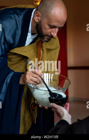 Sesshin Zen (retraite) à l'abbaye de La Trappe, Soligny-la-Trappe, France. Master servant le petit-déjeuner. Banque D'Images