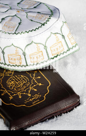 Coran Et Kufi Dans La Neige Photo Stock Alamy