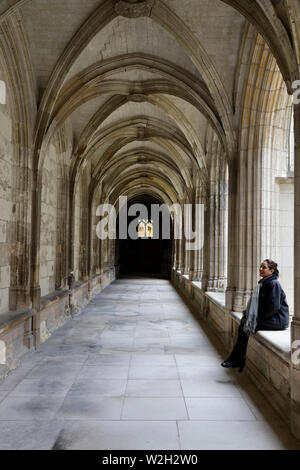 Femme assise dans le cloître de la cathédrale Saint-Gatien, Tours, France. Banque D'Images