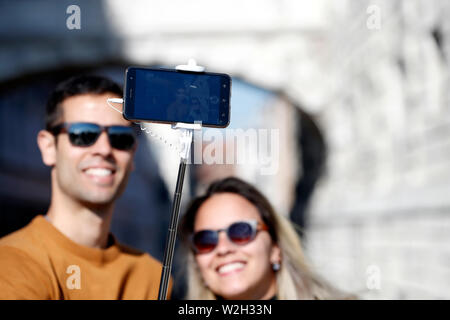 Un couple sur selfies Pont des Soupirs. Venise. L'Italie. Banque D'Images