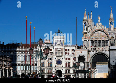 Basilique San Marco et tour de l'horloge Signes du zodiaque Saint Marc. Réveil créé en 1499. Venise. L'Italie. Banque D'Images