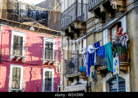 Blanchisserie séchage homme sur un balcon à Catane, Sicile, Italie. Banque D'Images