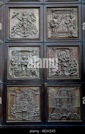 S. Maria dell'Aiuto église du xviiie siècle, Catane, Sicile (Italie). Les reliefs de la porte. Banque D'Images