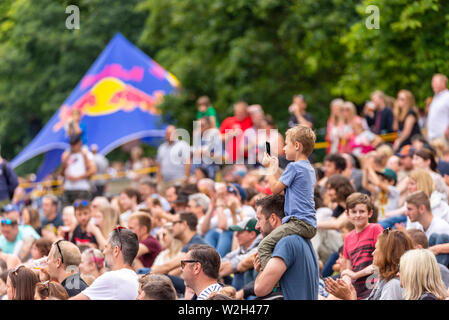 Regarder la foule les équipes participant à la Red Bull Soapbox Race 2019 à Alexandra Park, Londres, UK. Garçon enfant sur les épaules, dans une foule de personnes Banque D'Images