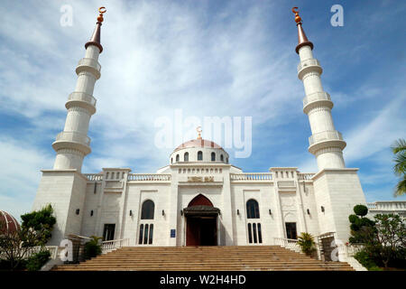 Mosquée Al-Serkal. Entrée principale avec deux minarets. Phnom Penh. Le Cambodge. Banque D'Images