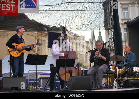 Prague, République tchèque. 8 juillet, 2019. Musiciens exécutent pendant la Bohême JazzFest 2019 à Prague, en République tchèque, le 8 juillet 2019. Bohemia JazzFest 2019, l'un des plus grands festivals de musique d'été en Europe, a ouvert ici lundi. Le festival durera jusqu'au 15 juillet, avec manchette interprètes du monde entier de jouer dans des villes comme Prague, Pilsen et Buro. Credit : Dana Kesnerova/Xinhua/Alamy Live News Banque D'Images