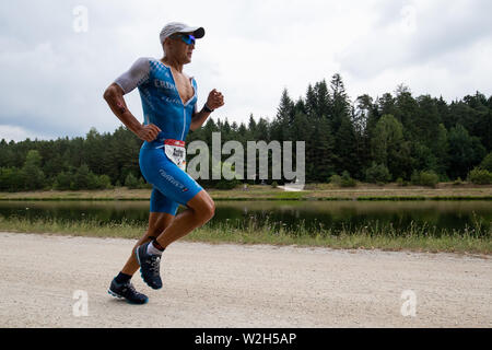 Roth, en Allemagne. 07Th Juillet, 2019. Andreas Dreitz, triathlète de l'Allemagne, s'étend le long du canal à la Datev Challenge Roth. Dans la 18e édition du triathlon, les participants ont dû nager 3,8 km, vélo 180 km et courir 42 kilomètres. crédit : Daniel Karmann/dpa/Alamy Live News Banque D'Images