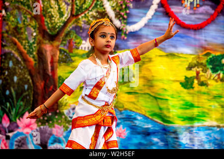 Spectacle de danse traditionnelle à Janmashtami fête hindoue, Bhaktivedanta Manor, Watford, Royaume-Uni Banque D'Images