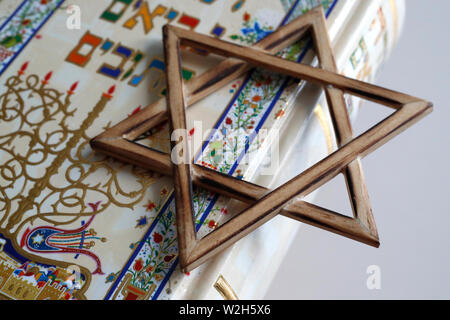 La Torah et l'étoile de David. Deux symboles du judaïsme. Banque D'Images