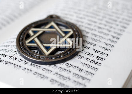 La Torah et l'étoile de David. Deux symboles du judaïsme. Banque D'Images