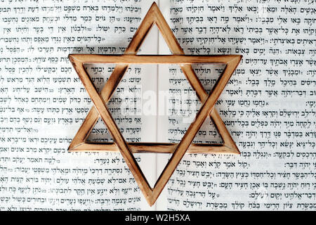 La Torah et l'étoile de David. Deux symboles du judaïsme. Banque D'Images