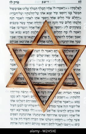 La Torah et l'étoile de David. Deux symboles du judaïsme. Banque D'Images