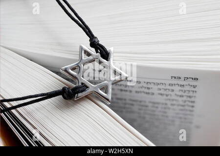 La Torah et l'étoile de David. Deux symboles du judaïsme. Banque D'Images