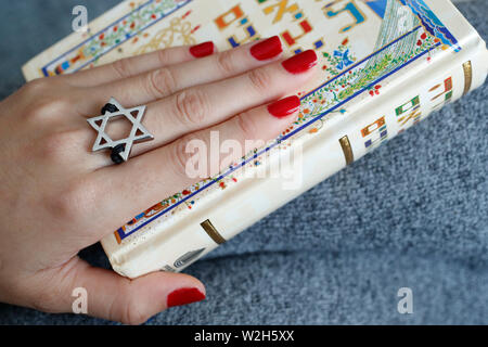 La Torah et l'étoile de David. Deux symboles du judaïsme. Banque D'Images