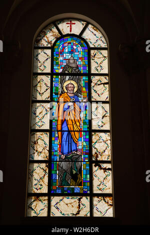 Sanctuaire Saint Teresa de Calcutta (cathédrale), Pristina, Kosovo. Vitrail. Saint Pierre. Banque D'Images
