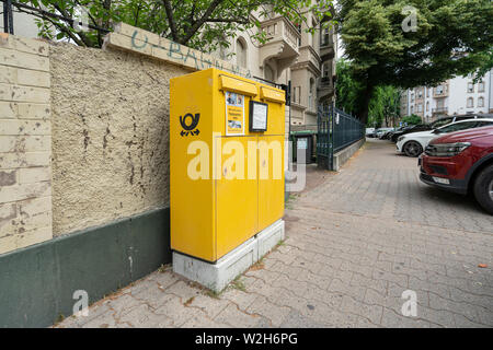 Frankfurt am Main, juillet 2019. La boîte de lettes de la poste allemande sur un trottoir dans la ville Banque D'Images