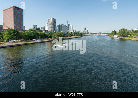 Frankfurt am Main, juillet 2019. un hors-bord sur la rivière principale dans le centre-ville Banque D'Images